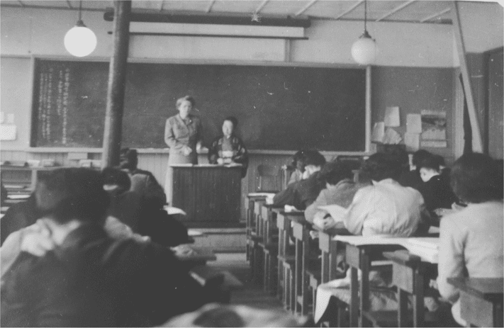 米国からの訪問教授による授業風景(1953年頃、隣は通訳)